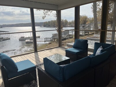 Lakefront escape! Boat Dock, Fishing, Kayaks! Near Hiking, Wineries, Marinas!!