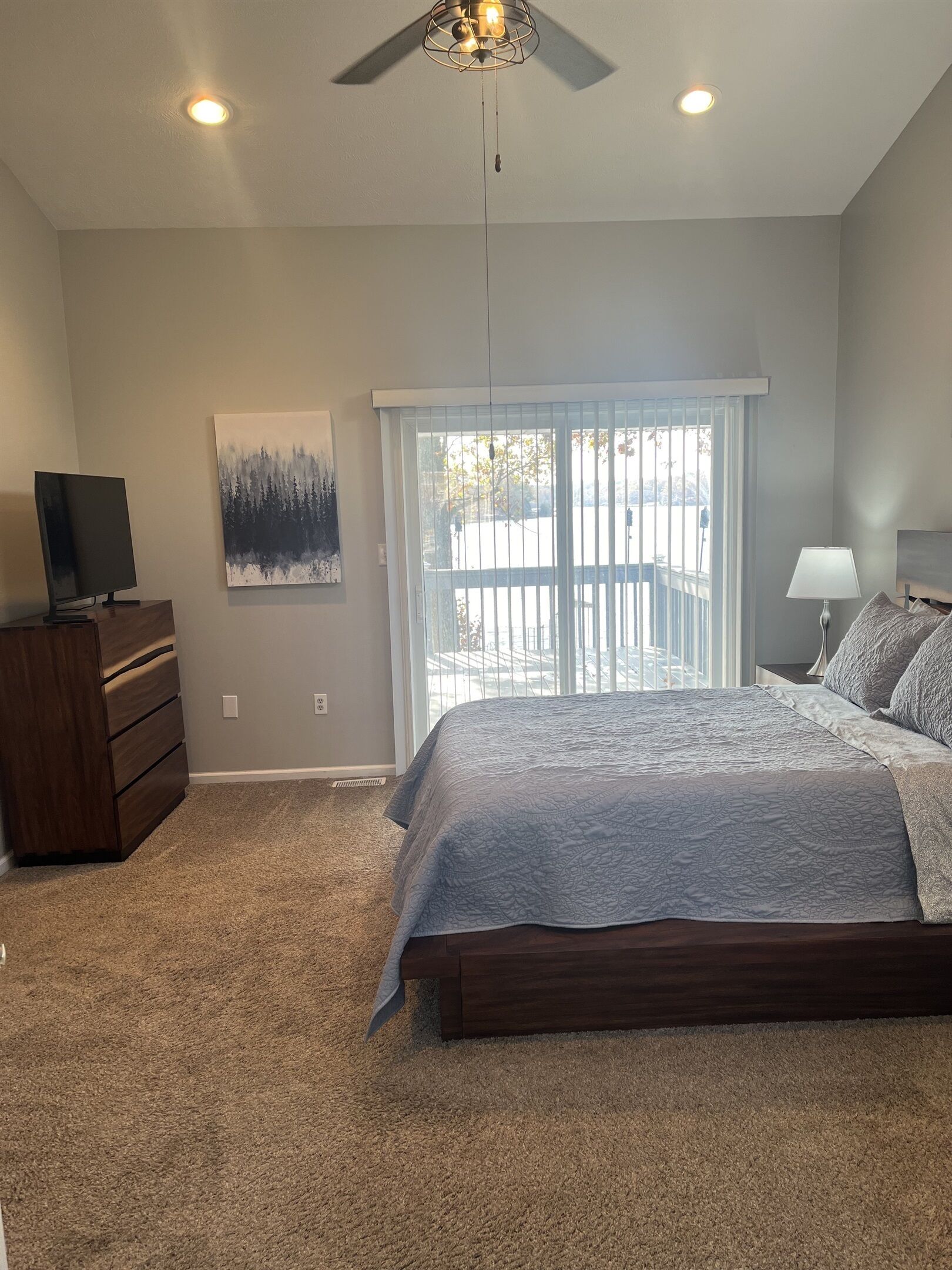 3 bedrooms, desk, iron/ironing board, travel cot