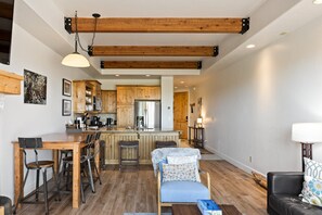 Smart TV, fireplace, books, stereo - Prime Park City Location, 10 min to Canyons Village, Full Kitchen, Private Hot Tub (Park City)