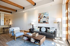 Smart-TV, Kamin, Bücher, Stereoanlage