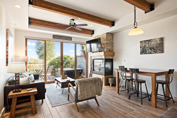 Smart-TV, Kamin, Bücher, Stereoanlage