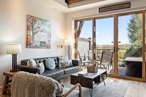 Smart-TV, Kamin, Bücher, Stereoanlage