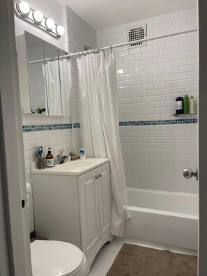 Hair dryer, towels, soap, shampoo - Charming 2 Bedroom with Private Terrace near Central Park (New York)
