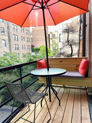 Outdoor dining - Charming 2 Bedroom with Private Terrace near Central Park (New York)
