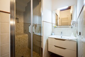 Dusche, Haartrockner, Bidet
