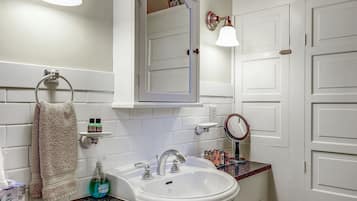 Apartment | Bathroom | Hair dryer, slippers, towels, soap
