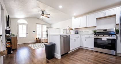 Core's Cottage: Walk to Fountain Square - Cozy 1BR - Minutes from IMS