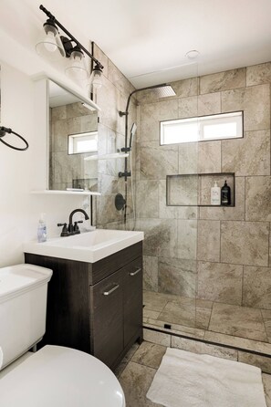 Chuveiro, secador de cabelo, toalhas de banho, sabonete