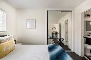 1 quarto, ferros/tábuas de passar roupa, berço de viagem