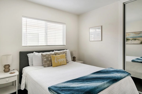 1 quarto, ferros/tábuas de passar roupa, berço de viagem