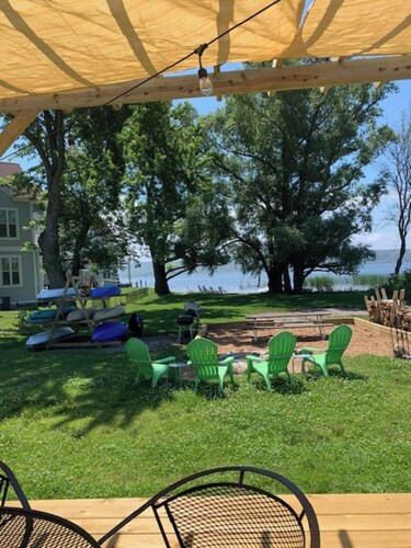 Willow Cove Lakeside. 2 Bedrooms apartment, kayaks