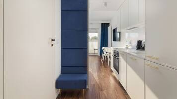 Fridge, oven, stovetop, dishwasher