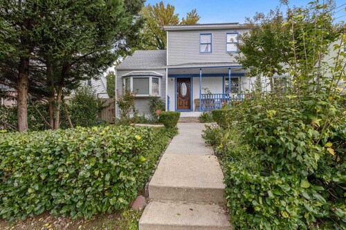 Spacious 8-bedroom house with AC and WiFi in charming Hyattsville