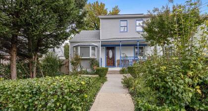 Spacious 8-bedroom house with AC and WiFi in charming Hyattsville