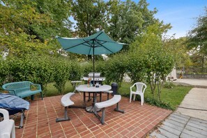 Outdoor dining - Spacious 8-bedroom house with AC and WiFi in charming Hyattsville (Hyattsville)