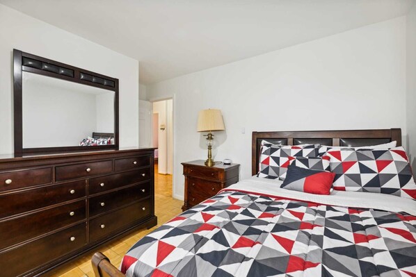 8 habitaciones, tabla de planchar con plancha, wifi y ropa de cama 