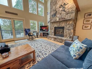 Smart TV, fireplace - Perfect DCL Lake House: Fire Pit, Hot Tub, Dock and More! (Oakland)