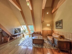 Smart TV, fireplace - The Iconic Red Roof Lakefront Estate of Deep Creek Lake - 8BR, Sleeps 20 (McHenry)