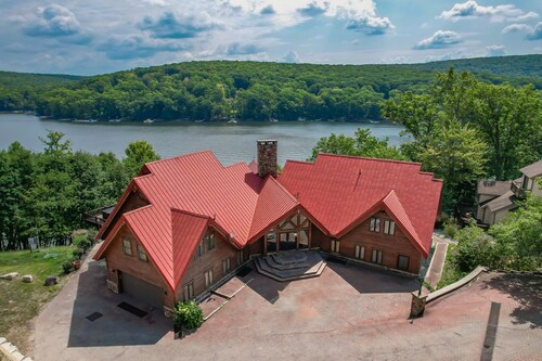 The Iconic Red Roof Lakefront Estate of Deep Creek Lake - 8BR, Sleeps 20