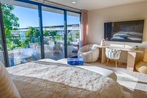 4 chambres, bureau, fer et planche à repasser, lit parapluie