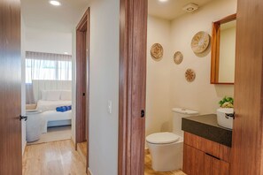 Douche, sèche-cheveux, serviettes fournies