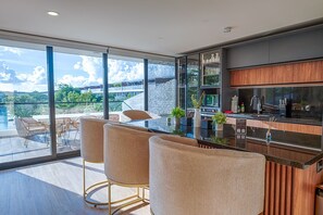 Réfrigérateur, four à micro-ondes, un four, surface de cuisson