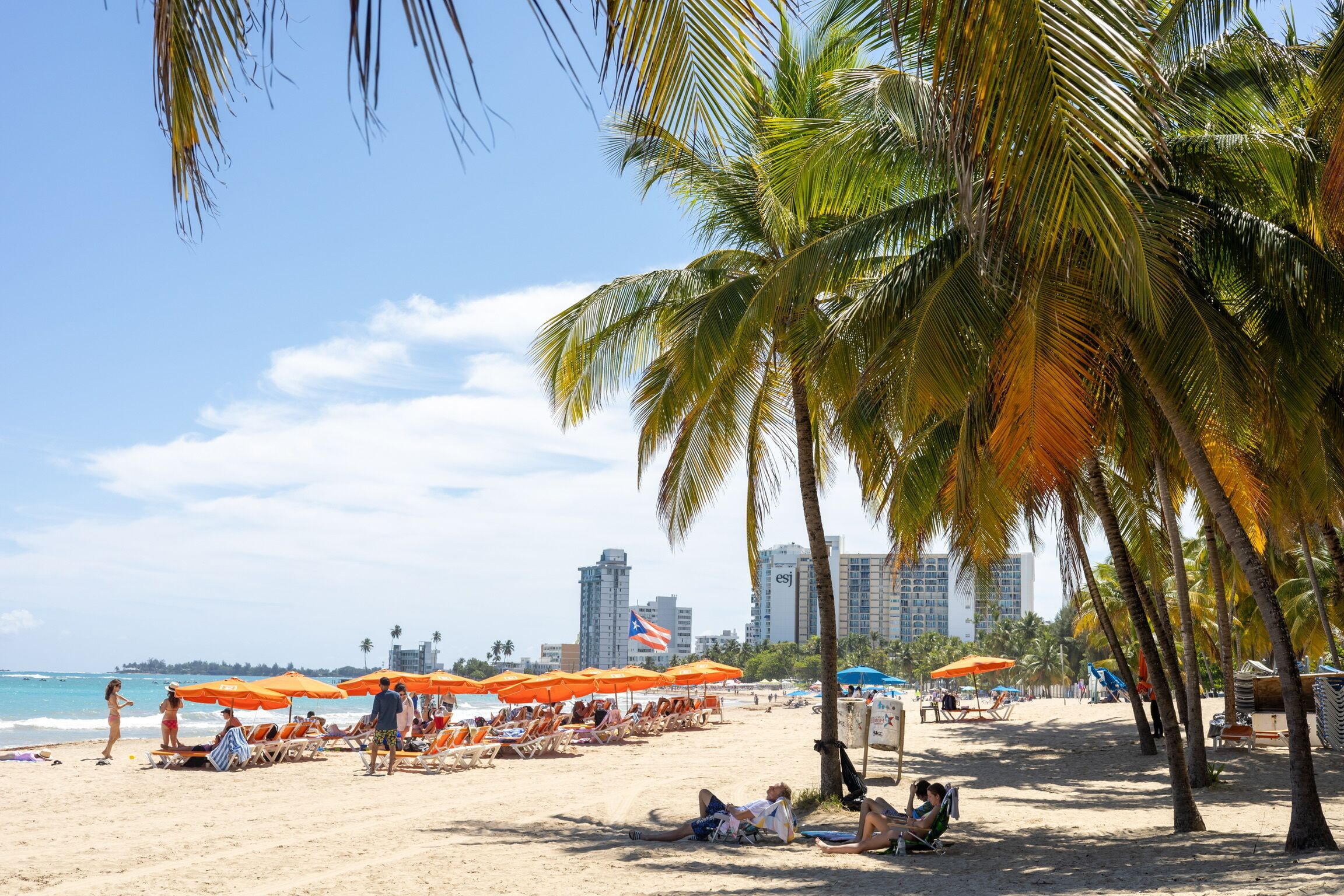 En la playa, sillas reclinables de playa