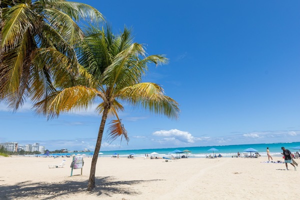 En la playa, sillas reclinables de playa