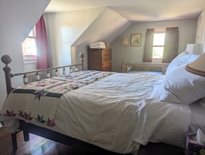 3 bedrooms, desk, iron/ironing board, travel crib