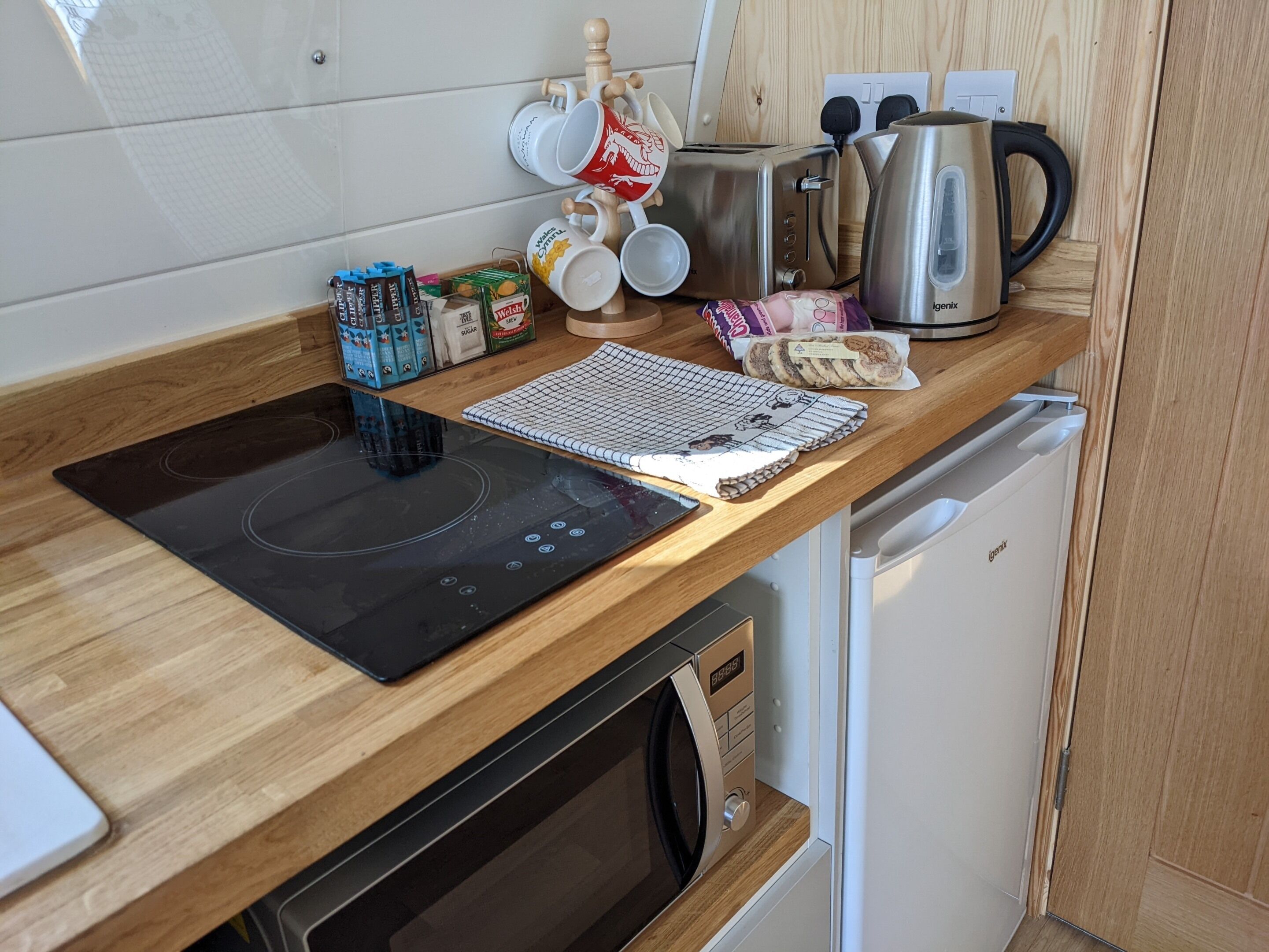 Wasserkocher mit Kaffee-/Teezubehör, Kühlschrank, Mikrowelle, Herdplatte