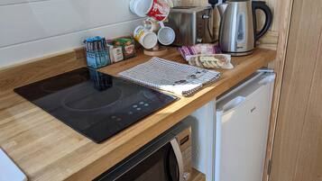 Wasserkocher mit Kaffee-/Teezubehör, Kühlschrank, Mikrowelle, Herdplatte