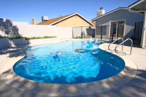 Cozy 2Bed 2Bath house with Private pool and Game Room - 8 miles to The Strip 