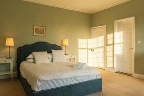 9 quartos, ferros/tábuas de passar roupa, berço de viagem, Wi-Fi