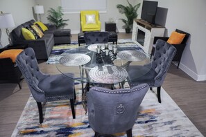 Dining - Chic 1-bedroom with fitness room and WiFi in awesome Spring (Spring)