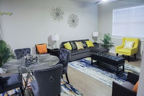Living area - Chic 1-bedroom with fitness room and WiFi in awesome Spring (Spring)