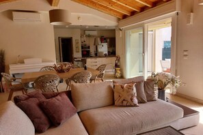 TV, books - Casa Il Pino with private pool (Camaiore)