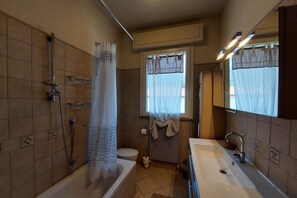 Dusj, hårføner, bidé og håndklær