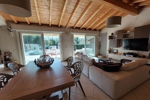 TV, books - Casa Il Pino with private pool (Camaiore)