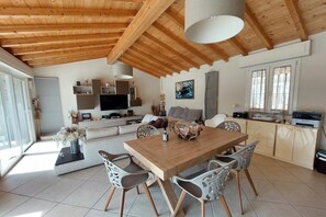 TV, books - Casa Il Pino with private pool (Camaiore)