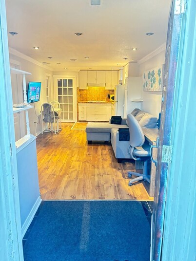 Cozy Bsmt Apt Near Toronto
