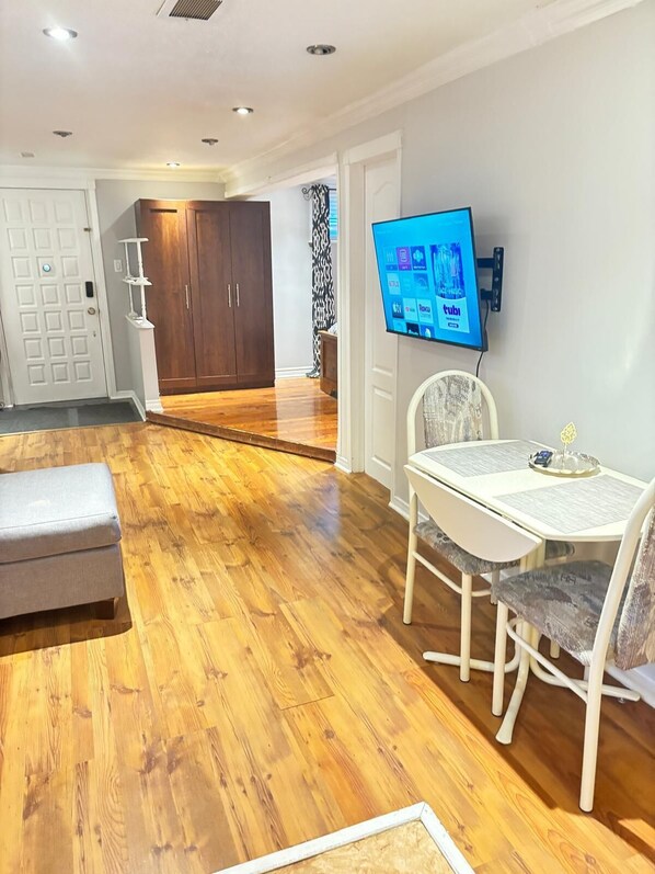 Interior - Cozy Bsmt Apt Near Toronto (Mississauga)