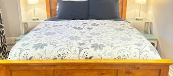 Cozy Bsmt Apt Near Toronto
