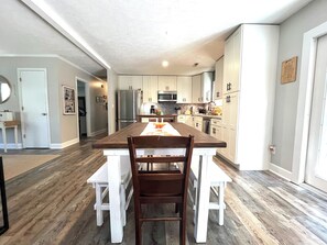 Dining - Near ILM Family Gathering Home, Sleeps up to 8, host up to 12. Your Holiday spot (Wilmington)