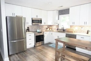 Frigorífico, microondas, horno y placa de cocina