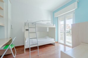 3 bedrooms, iron/ironing board, WiFi, bed sheets - Genova bright apartment near the beach (Genova)