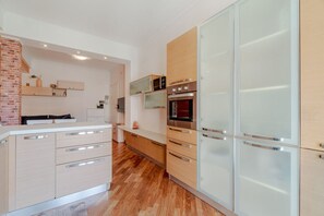 Fridge, microwave, oven, stovetop - Genova bright apartment near the beach (Genova)