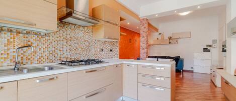 Frigorífico, microondas, horno y placa de cocina