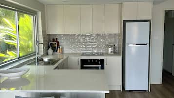 Lemari es, oven, kompor, dan mesin pencuci piring