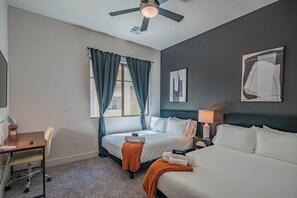 Deluxe-Suite, 1 Schlafzimmer | Schreibtisch, laptopgeeigneter Arbeitsplatz, Bügeleisen/Bügelbrett