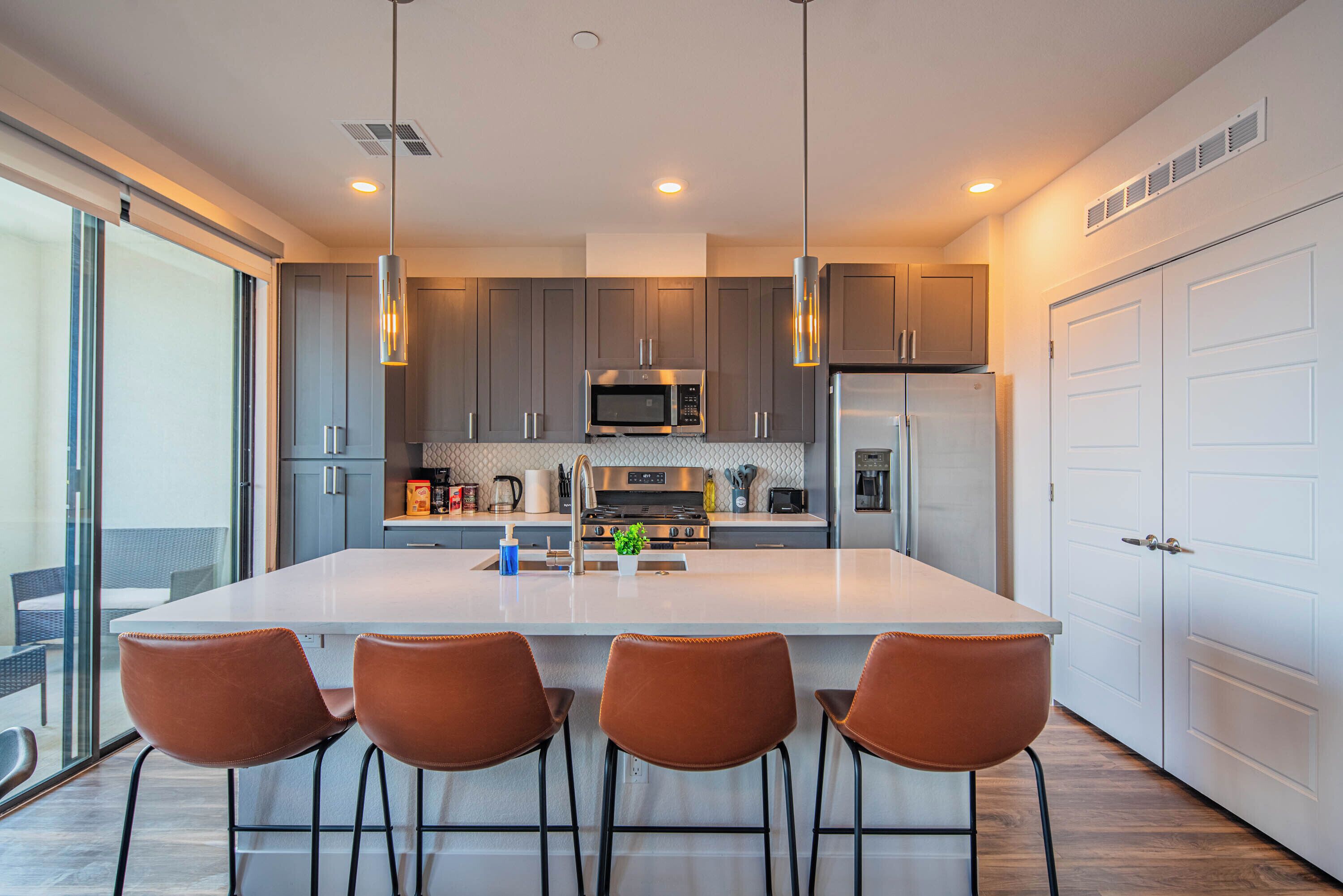 Grand réfrigérateur, micro-ondes, four, plaque de cuisson